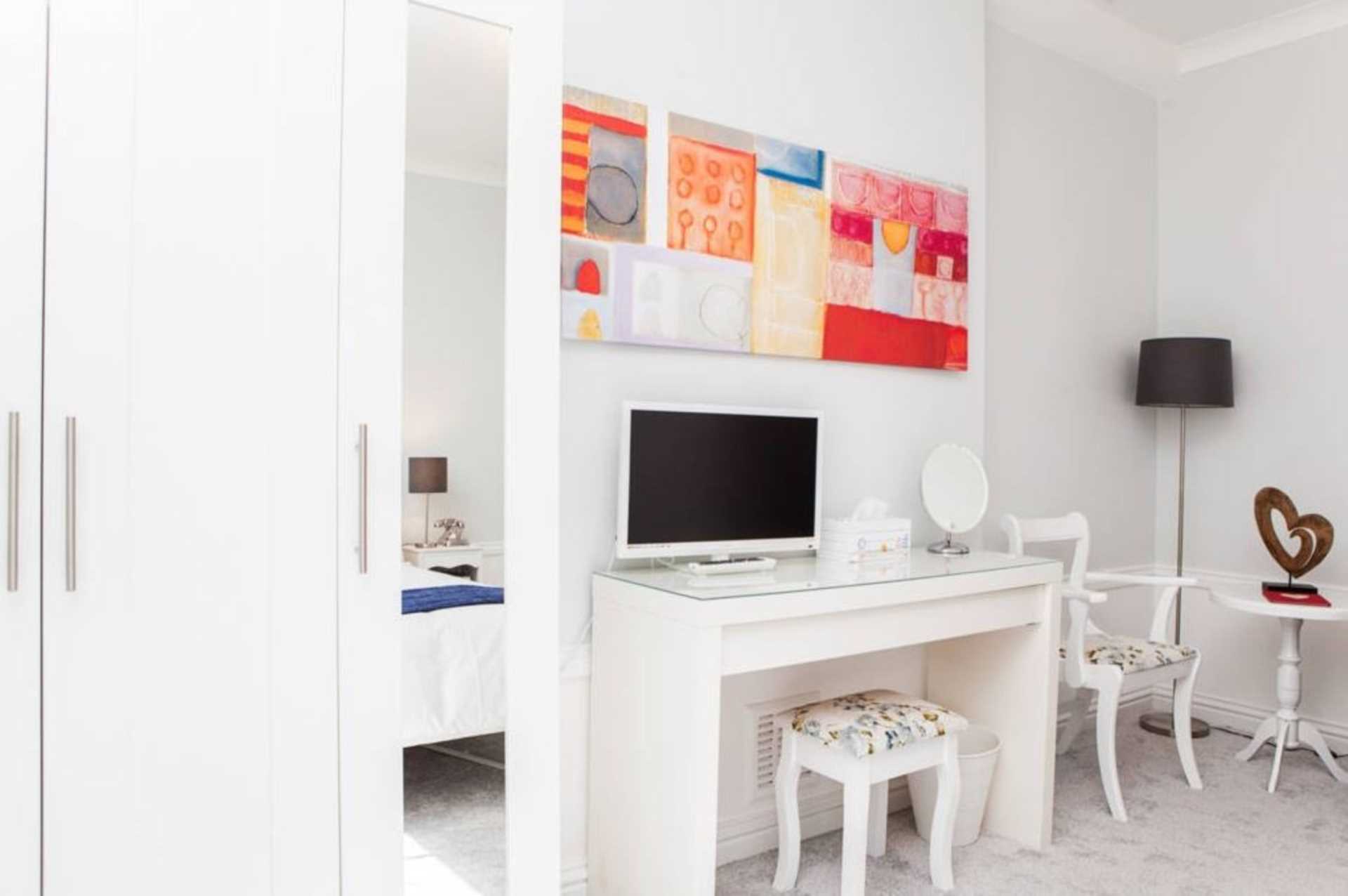 St Georges Square, London, Image 2