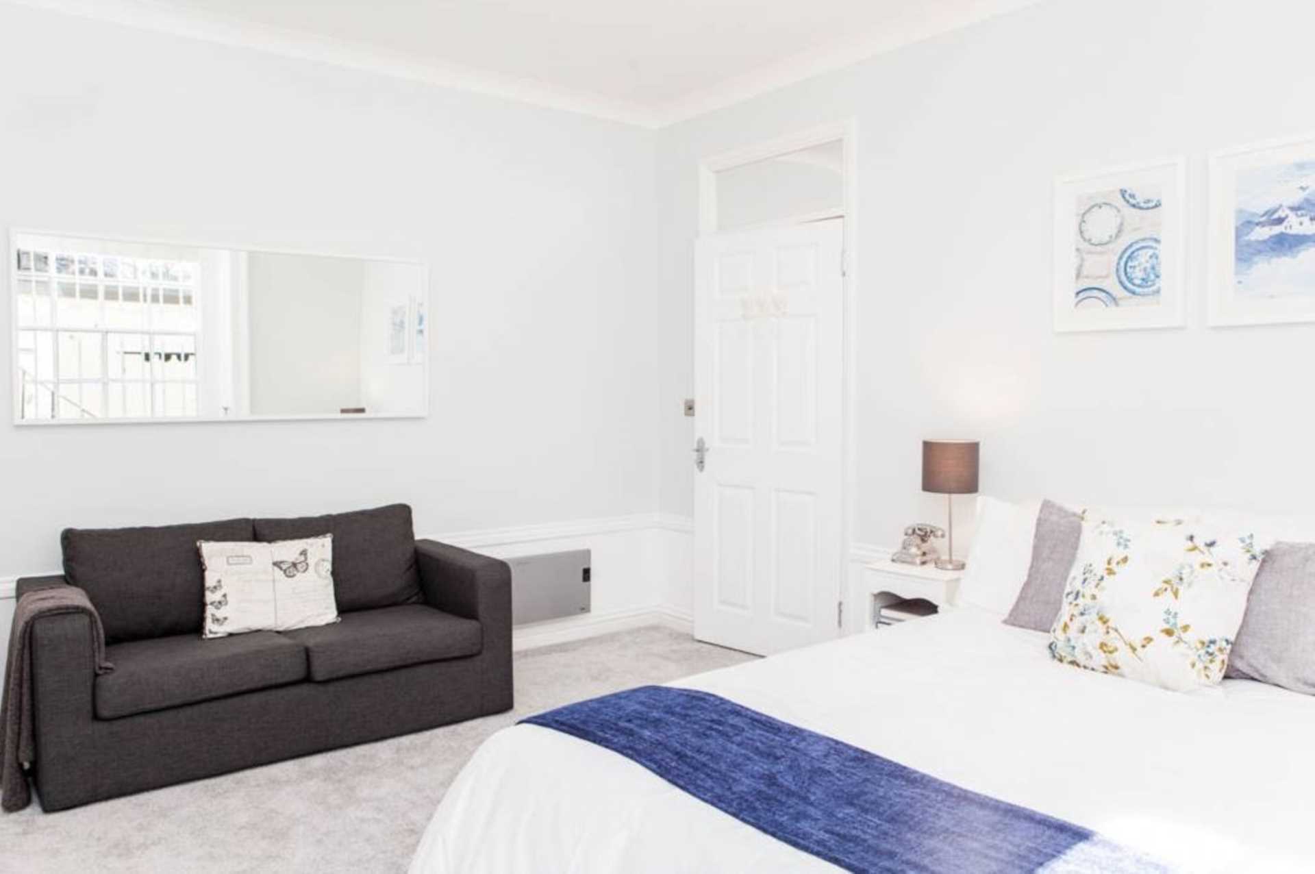 St Georges Square, London, Image 7