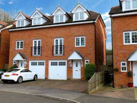 4 Bedroom Town House, Kings View, Alton
