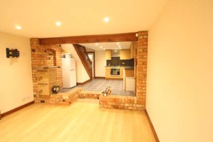 Elgar Road, Reading, Image 4