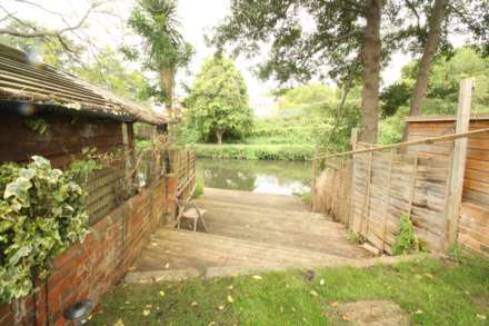 Elgar Road, Reading, Image 9