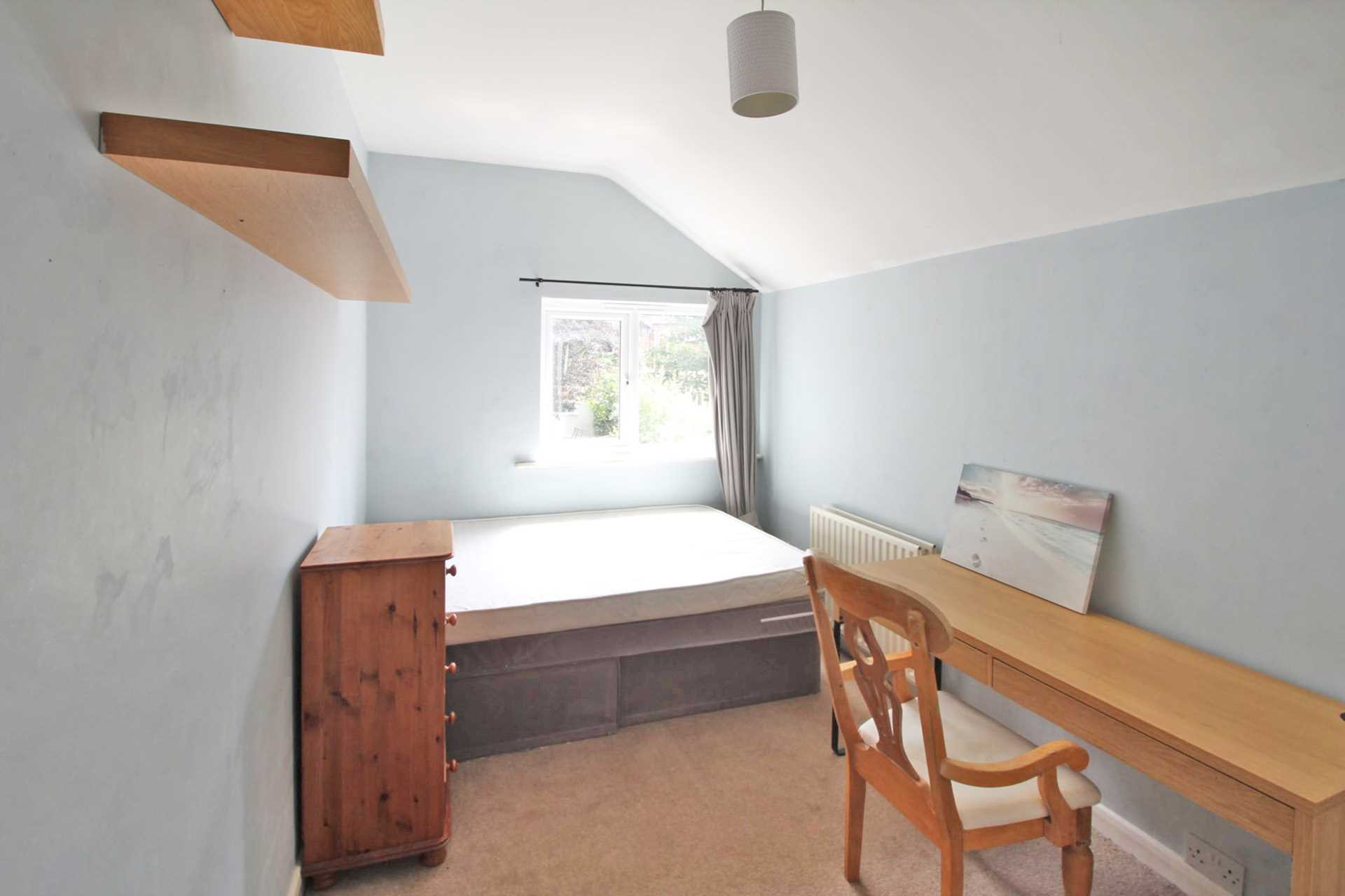 Pitcroft Avenue, Reading, Image 7