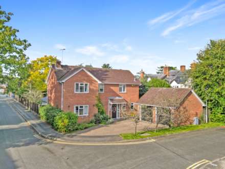 4 Bedroom Detached, Brackendale Way, Reading