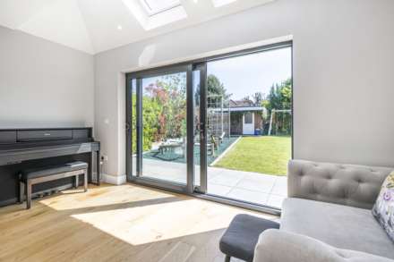 Hilltop Road, Earley, Image 8