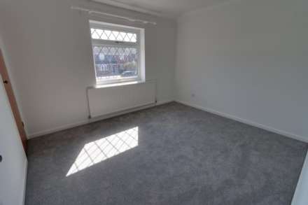 Woodpecker Close, Reading, Image 12