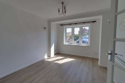 Woodpecker Close, Reading, Image 5