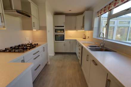 Woodpecker Close, Reading, Image 6