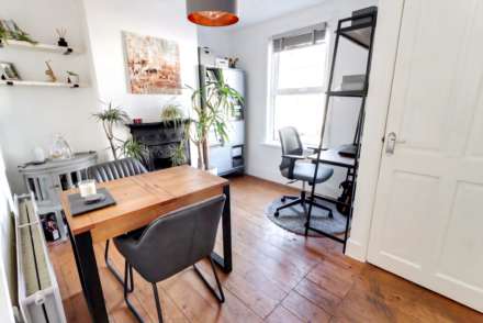 Elgar Road, Reading, Image 3