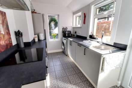 Elgar Road, Reading, Image 7