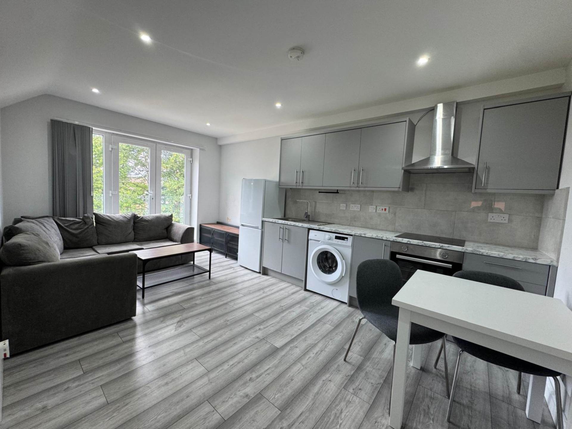 Tilehurst Road, Reading, Image 1