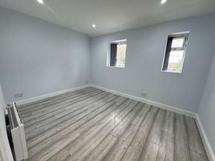 Tilehurst Road, Reading, Image 1