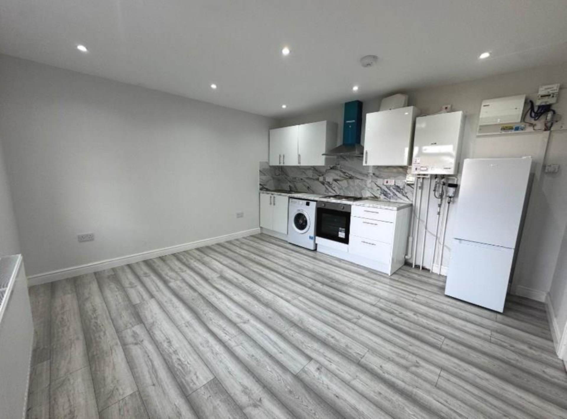 Tilehurst Road, Reading, Image 1