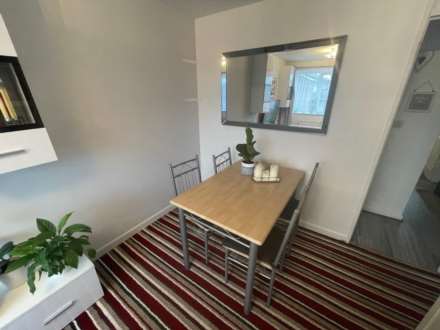 Savernake Close, Reading, Image 3