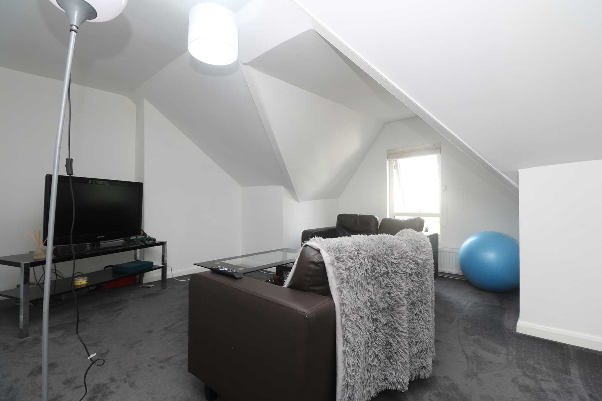 Basingstoke Road, Reading, Image 2