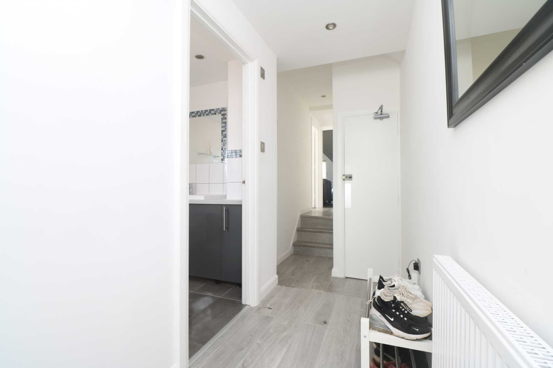 Basingstoke Road, Reading, Image 4