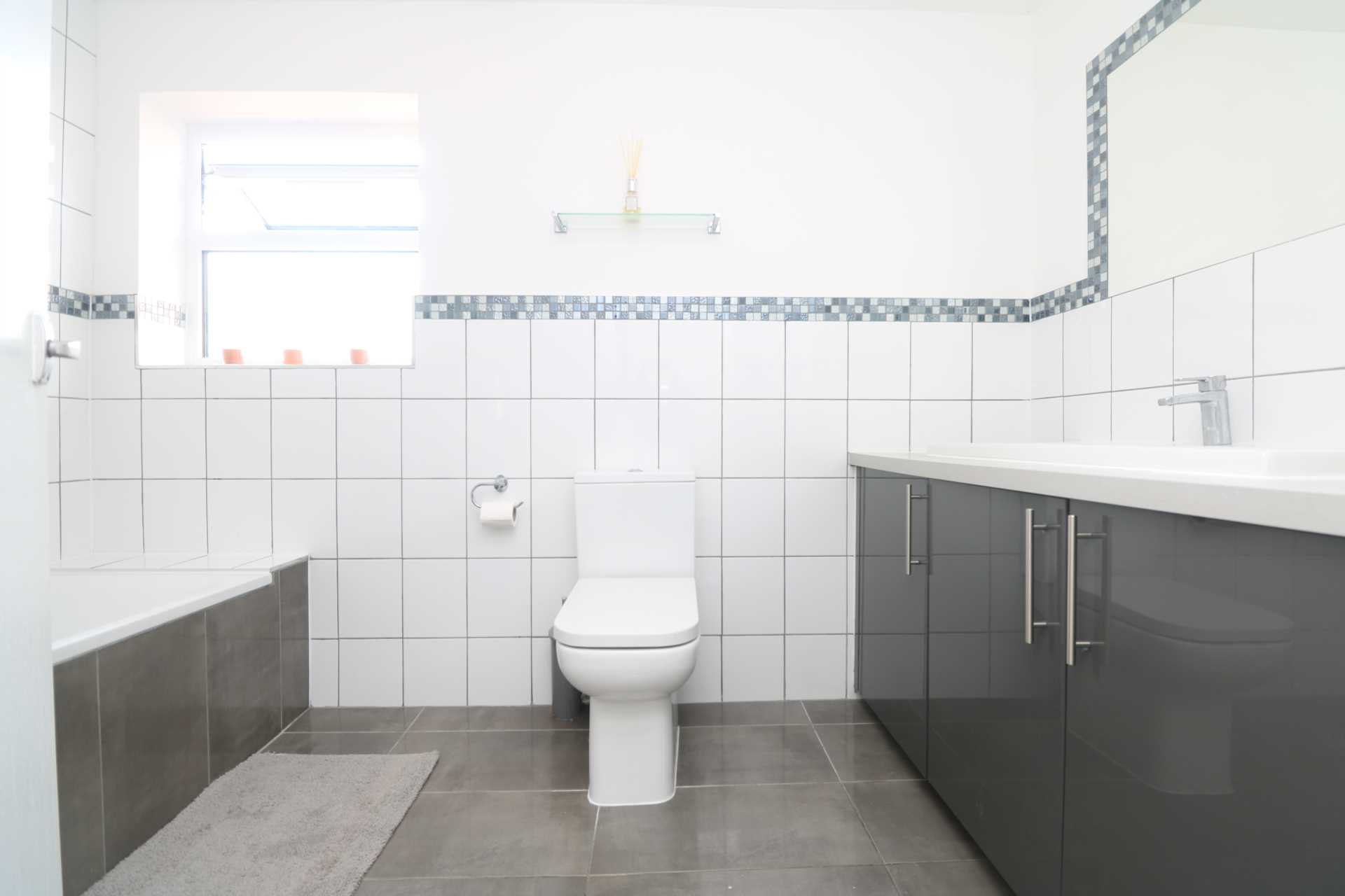 Basingstoke Road, Reading, Image 5