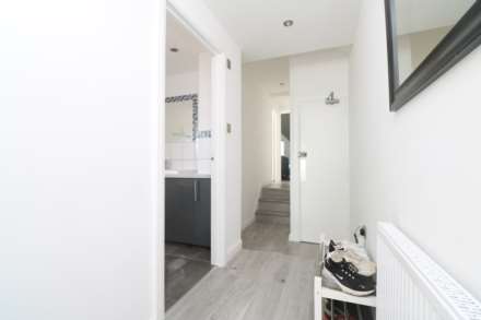 Basingstoke Road, Reading, Image 4