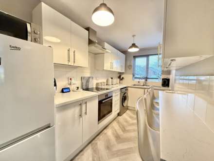 Windsor Close, Oxfordshire, Image 3