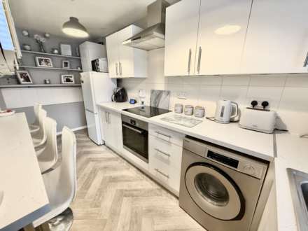 Windsor Close, Oxfordshire, Image 4