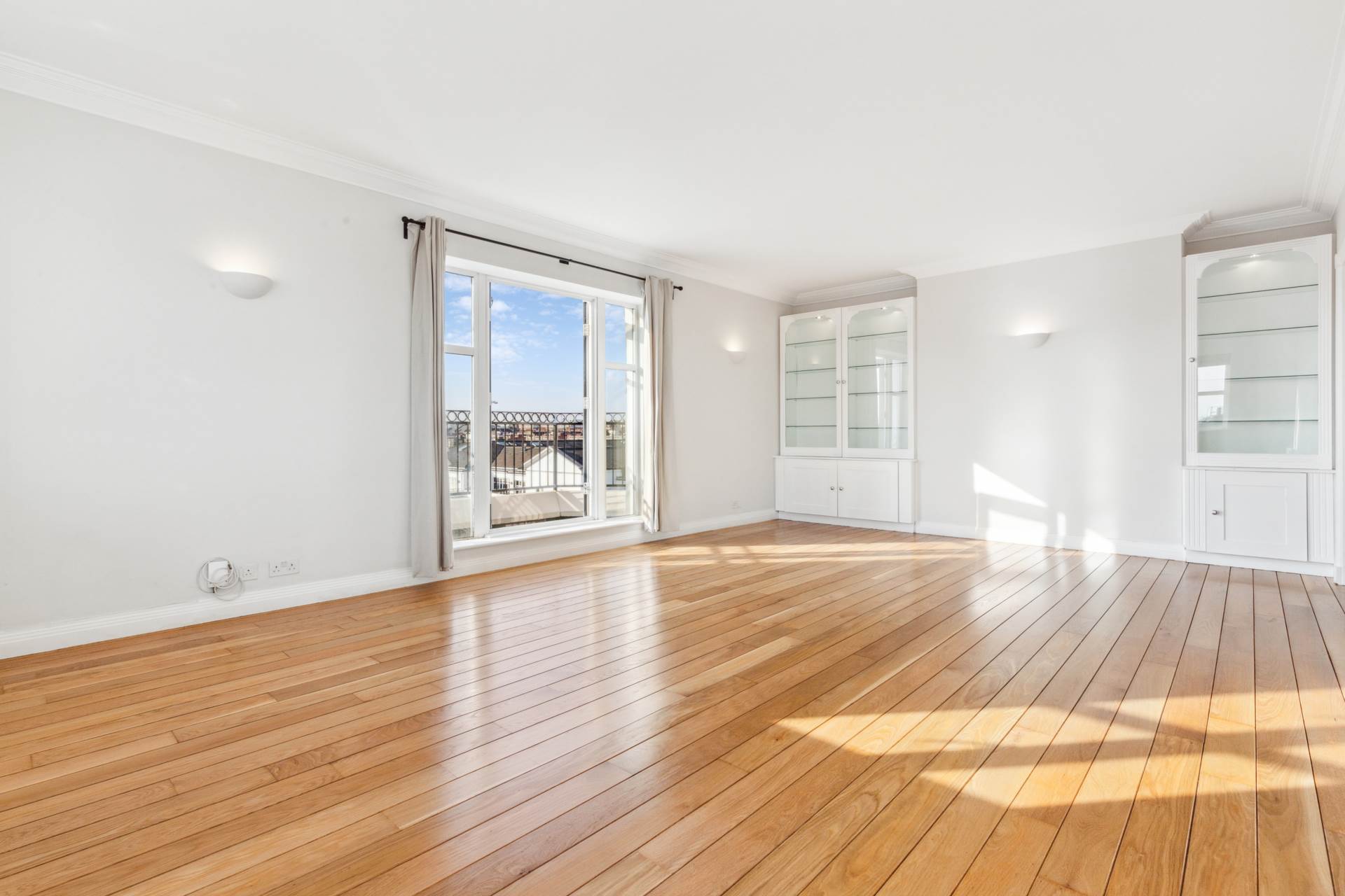 Walnut Court, Kensington Green, W8, Image 1