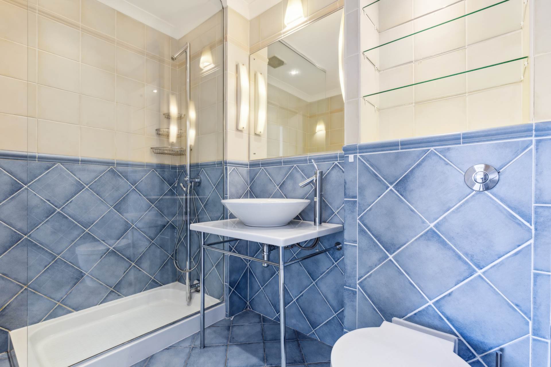 Walnut Court, Kensington Green, W8, Image 10