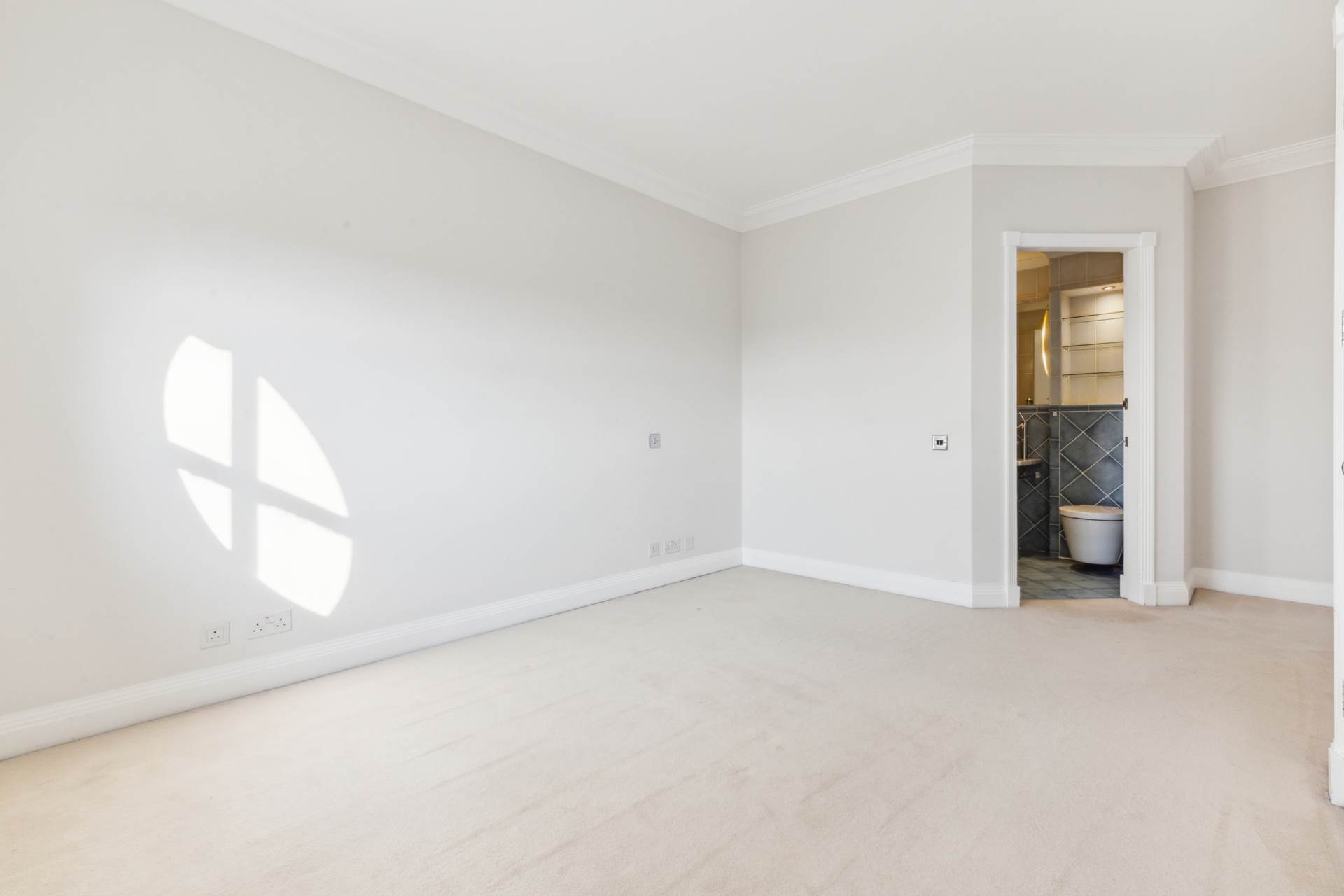 Walnut Court, Kensington Green, W8, Image 4