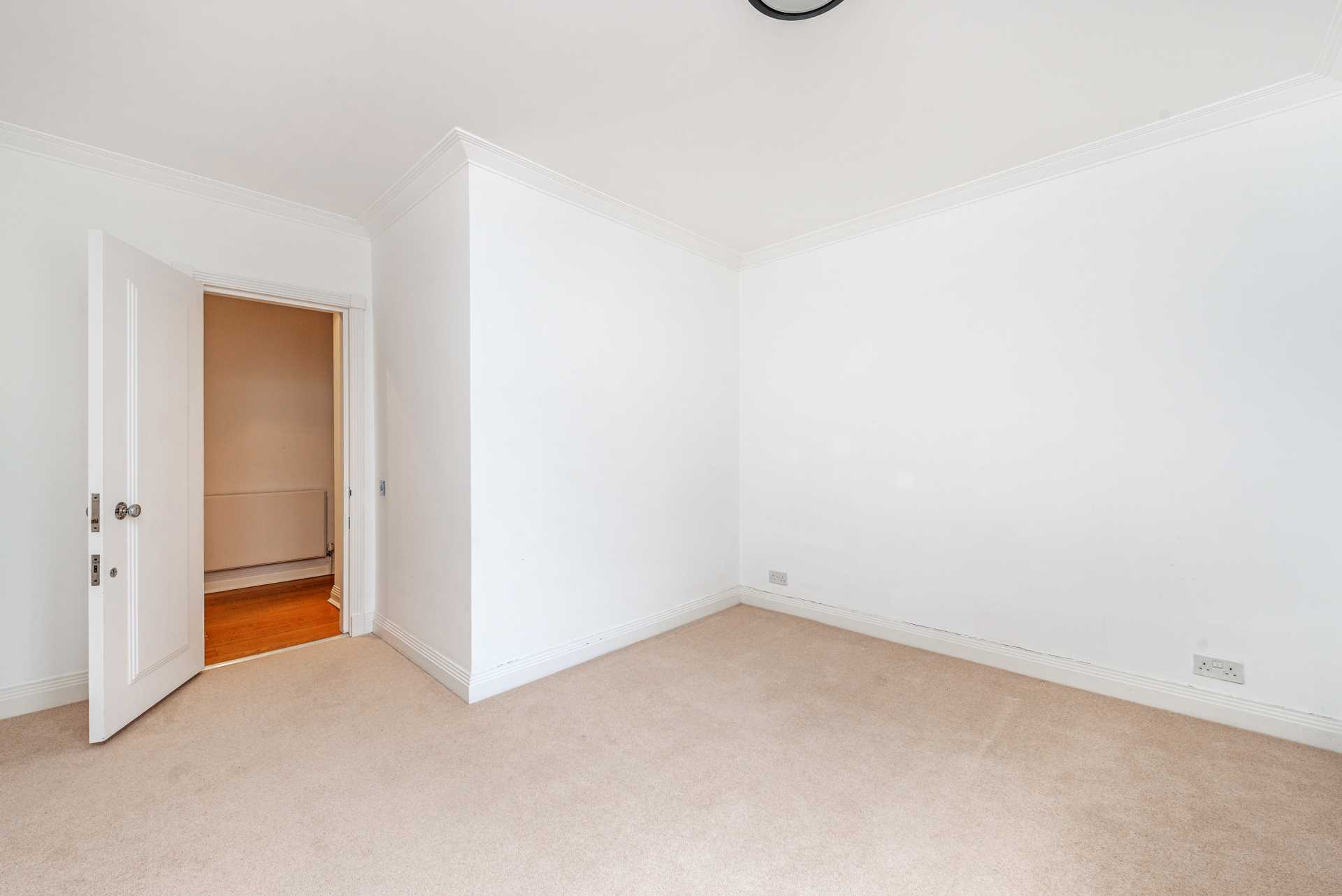 Walnut Court, Kensington Green, W8, Image 10