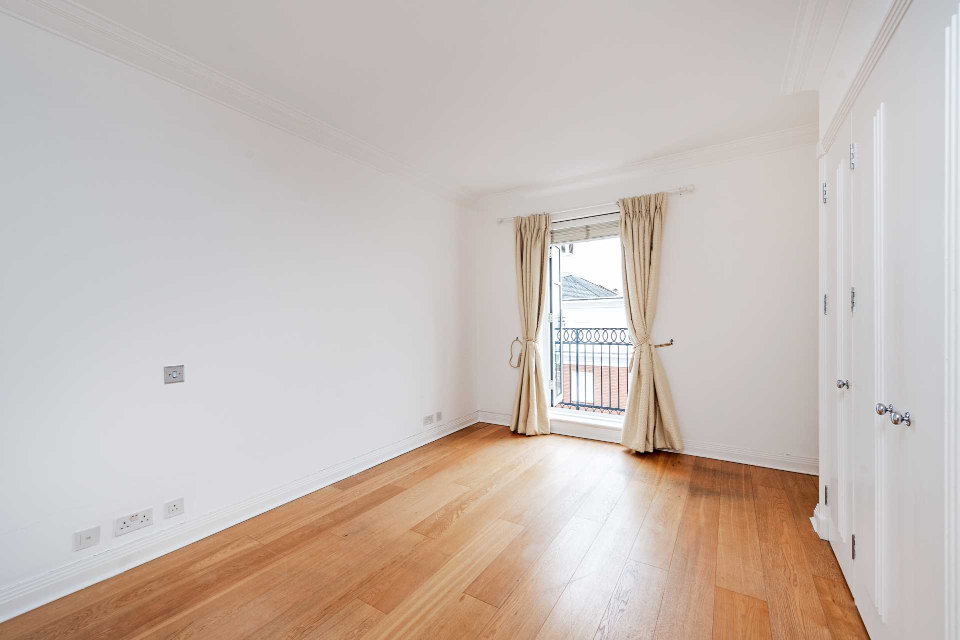 Walnut Court, Kensington Green, W8, Image 6