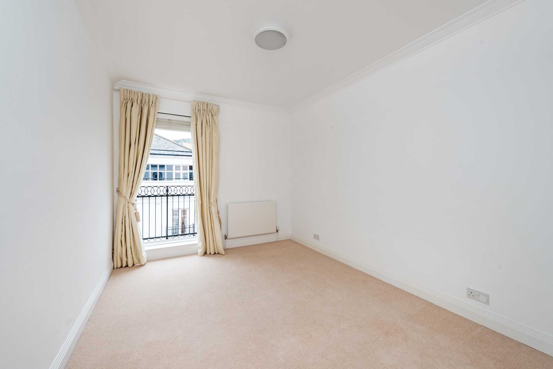 Walnut Court, Kensington Green, W8, Image 8