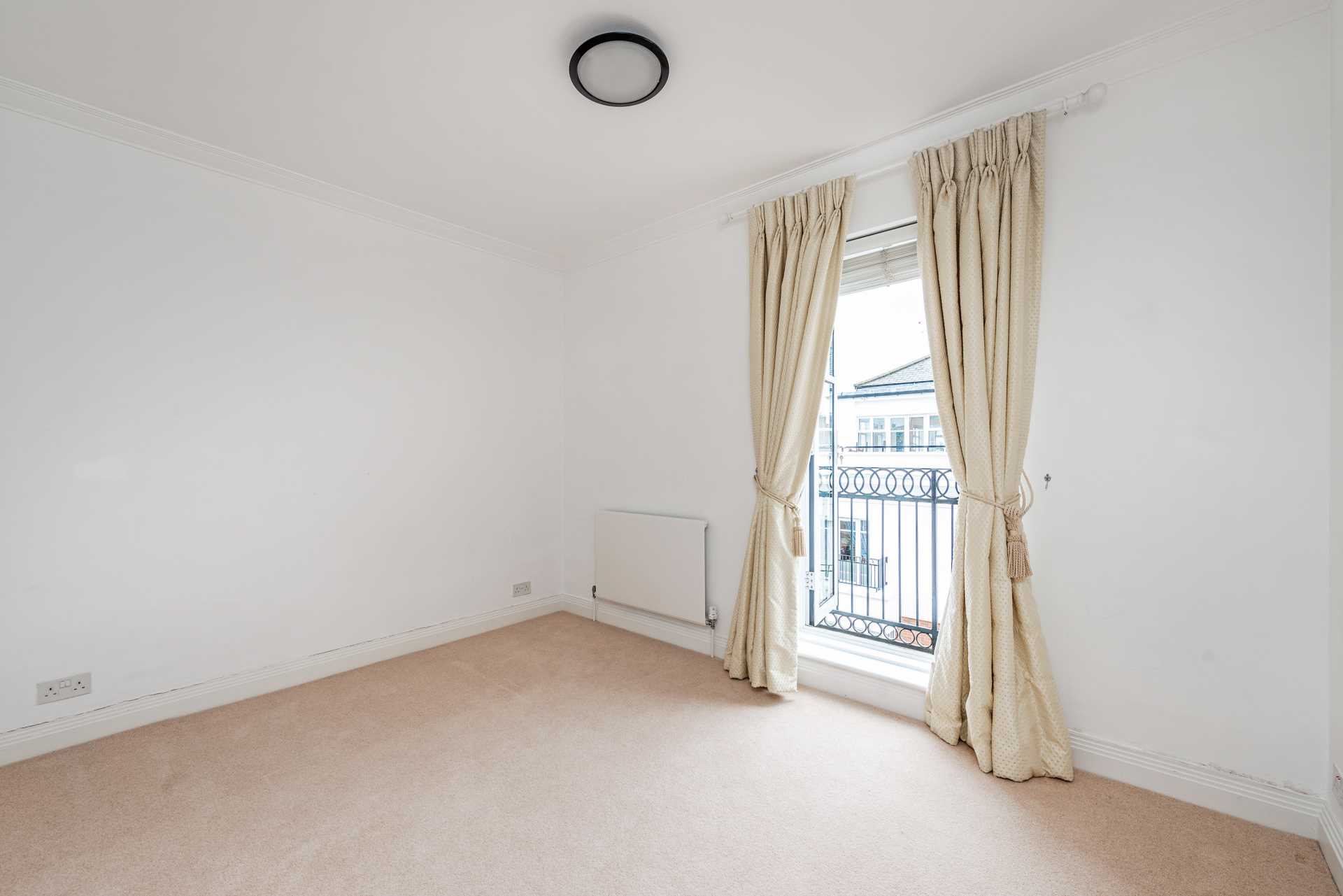 Walnut Court, Kensington Green, W8, Image 9