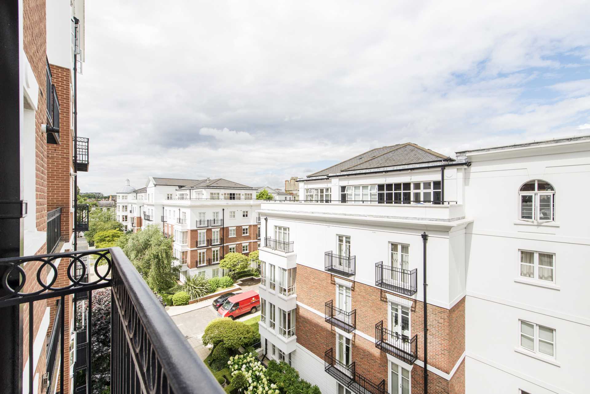 Walnut Court, Kensington Green, W8, Image 3