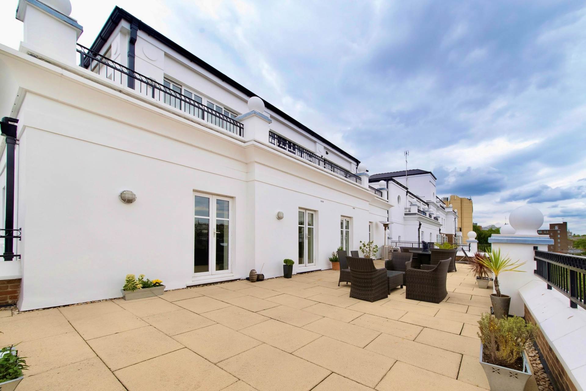Oak Lodge, Kensington Green, W8, Image 3