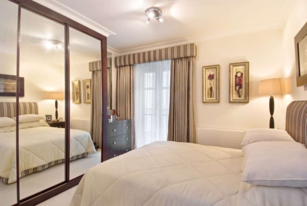 Oak Lodge, Kensington Green, Image 3
