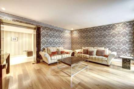 Garden Flat, The Knightsbridge, Image 1