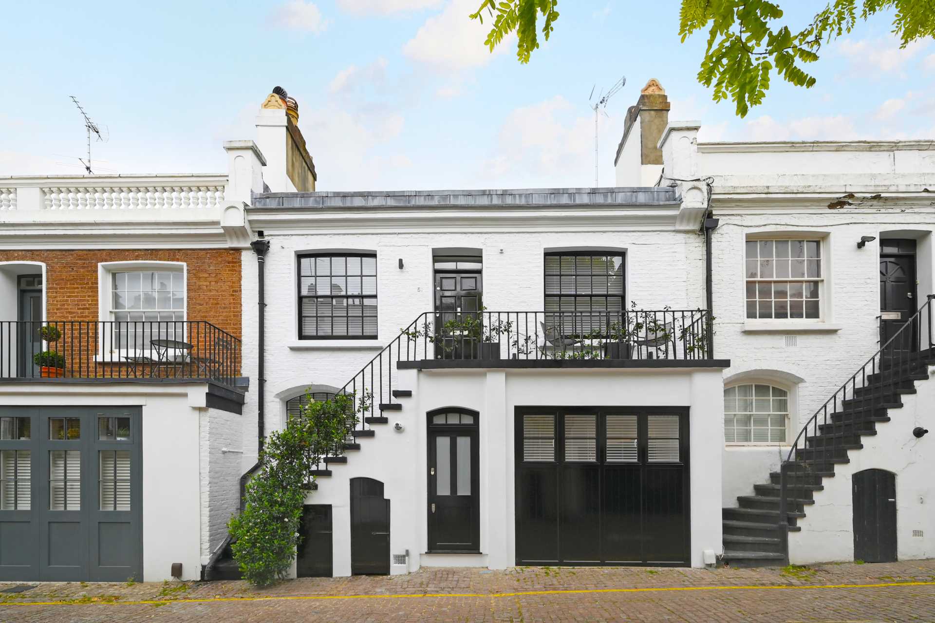 Holland Park Mews, London, Image 1