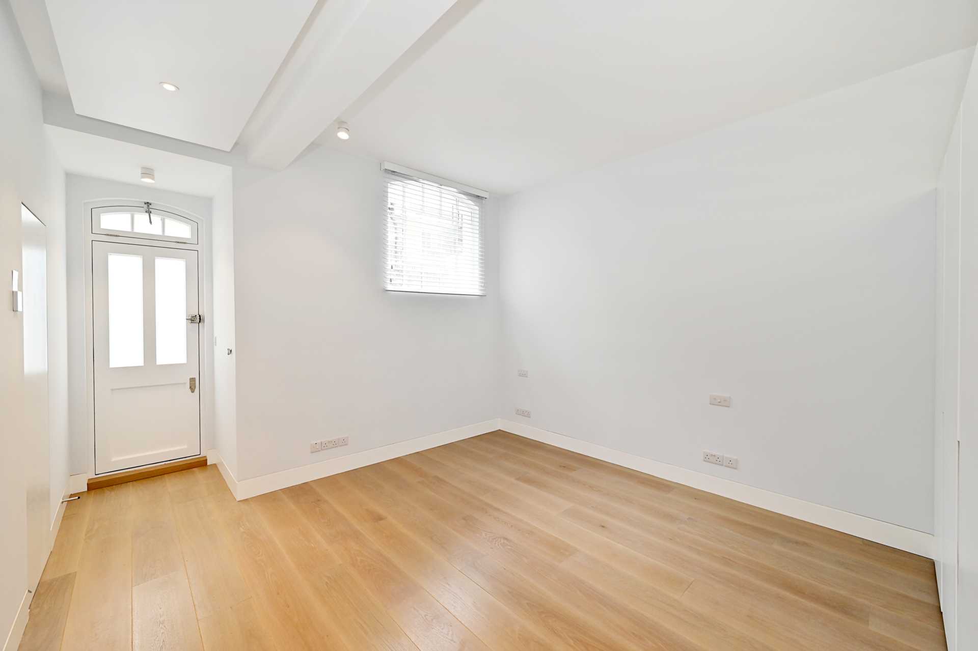 Holland Park Mews, London, Image 10