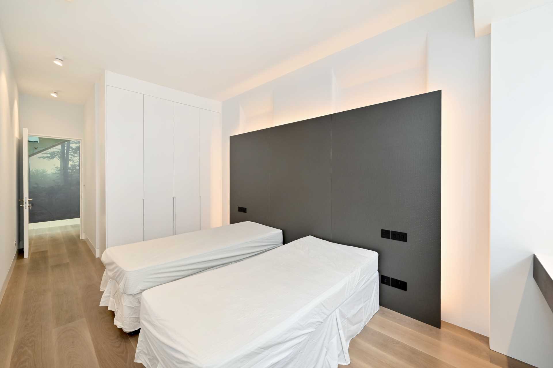 Holland Park Mews, London, Image 14