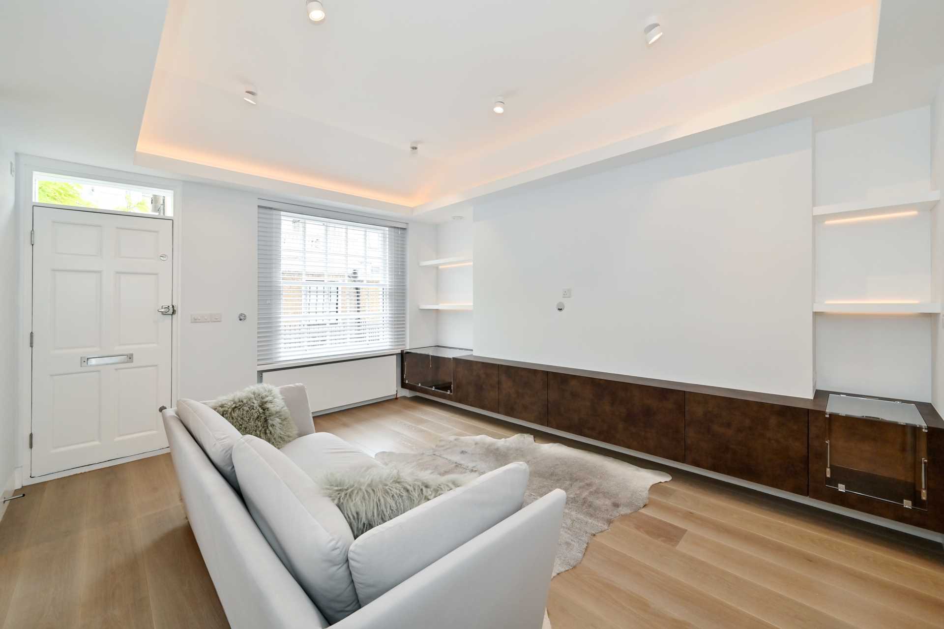 Holland Park Mews, London, Image 3