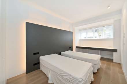 Holland Park Mews, London, Image 13