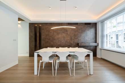 Holland Park Mews, London, Image 6