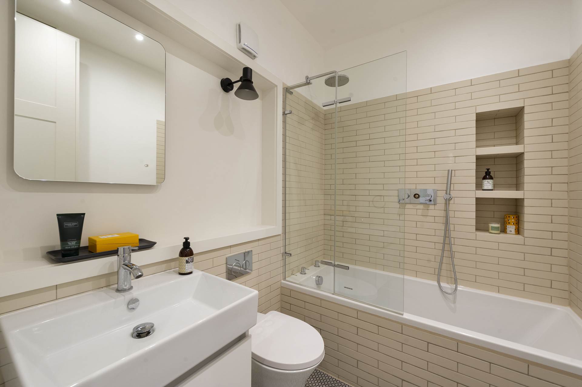Blenheim Crescent, London, Image 8