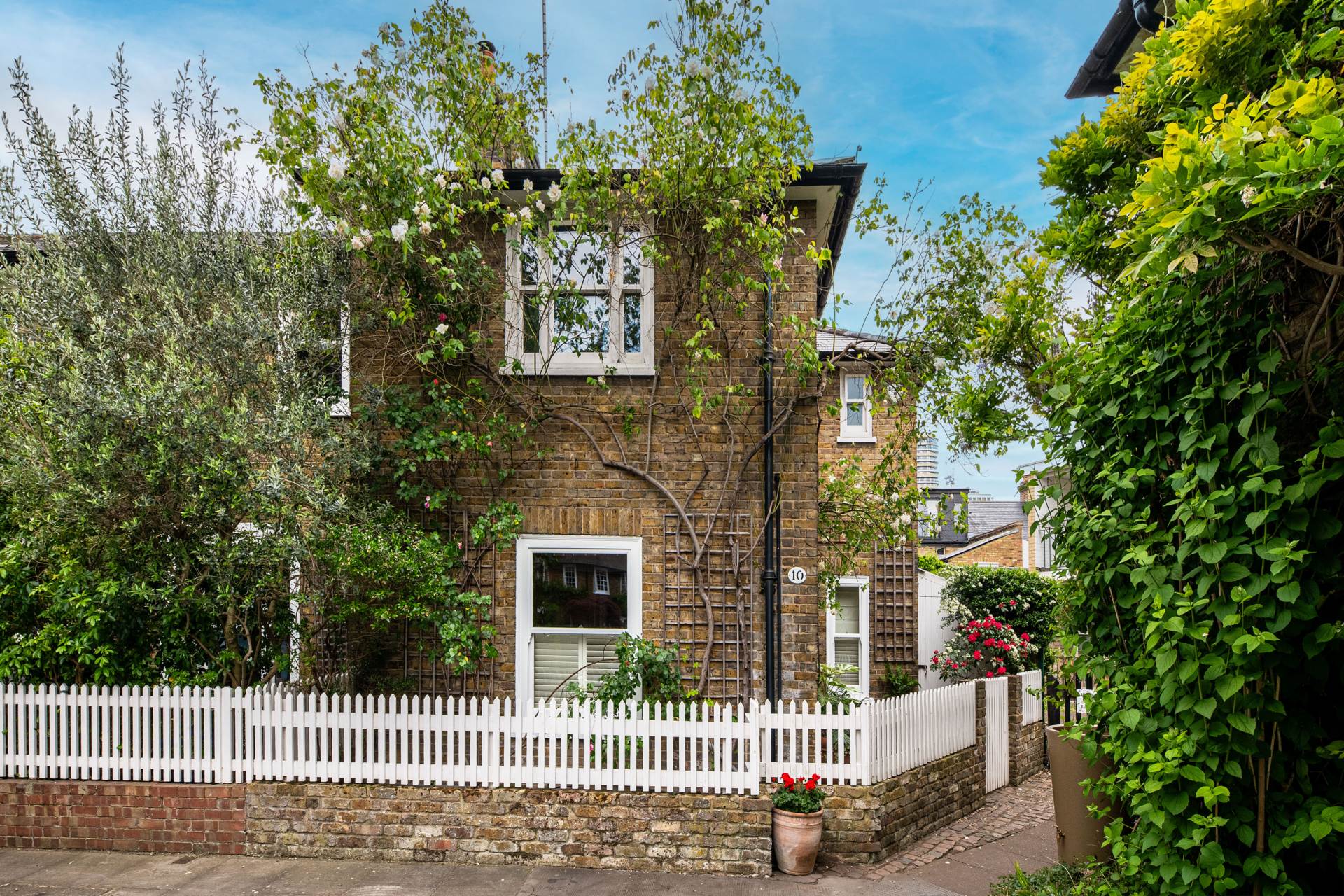 Avondale Park Gardens, London, Image 1