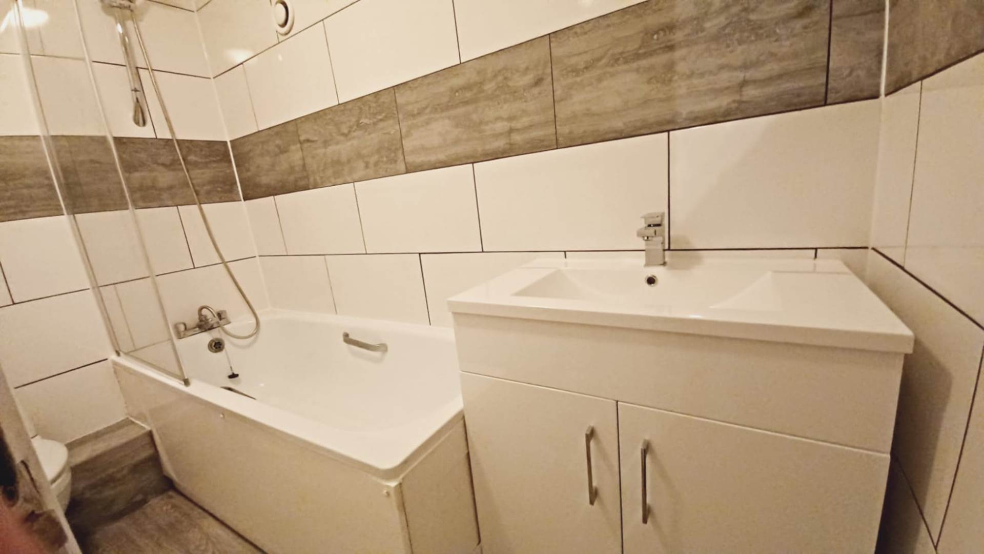 Spacious 5 bedroom split level maisonette, Image 3