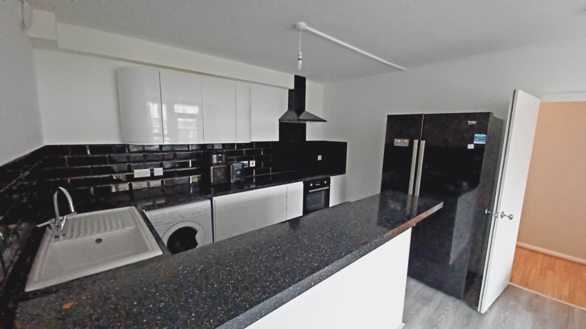Spacious 5 bedroom split level maisonette, Image 9