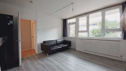 Spacious 5 bedroom split level maisonette