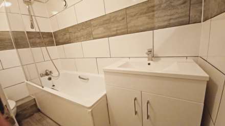 Spacious 5 bedroom split level maisonette, Image 3