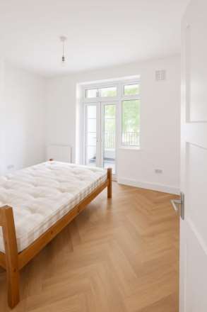 Brand New Refurbished 2-Bedroom Flat with Balcony – Minutes from Brixton Station, Image 4