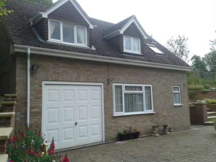 1 Bedroom Detached, Newbury Road, Lambourn