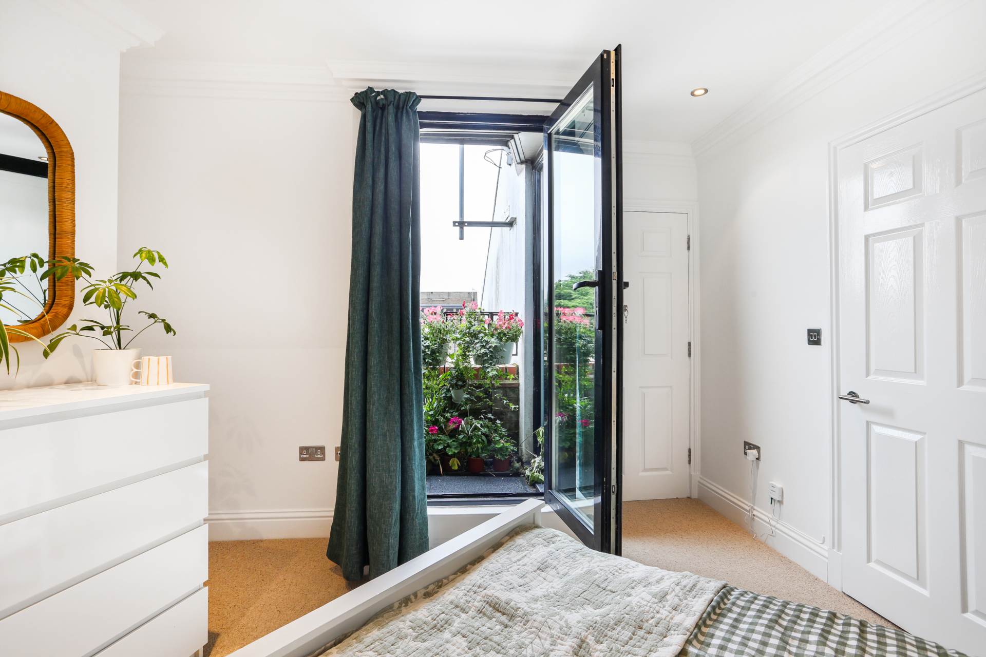 Balls Pond Road, London N1, Image 18