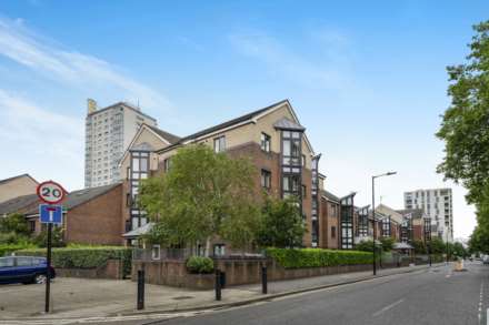 2 Bedroom Apartment, Midhurst Way, Clapton